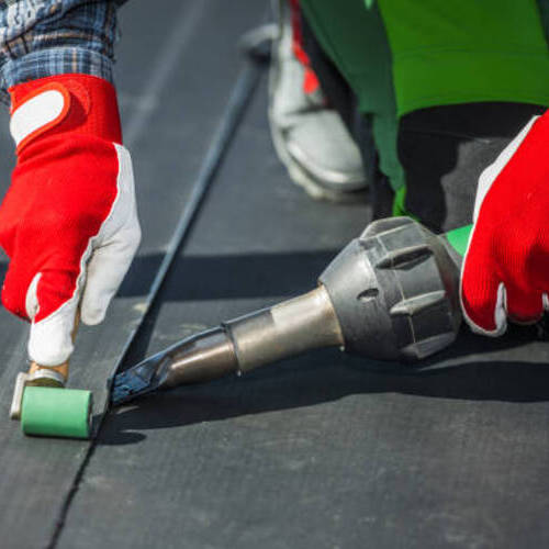 worker applying an EPDM membrane roof